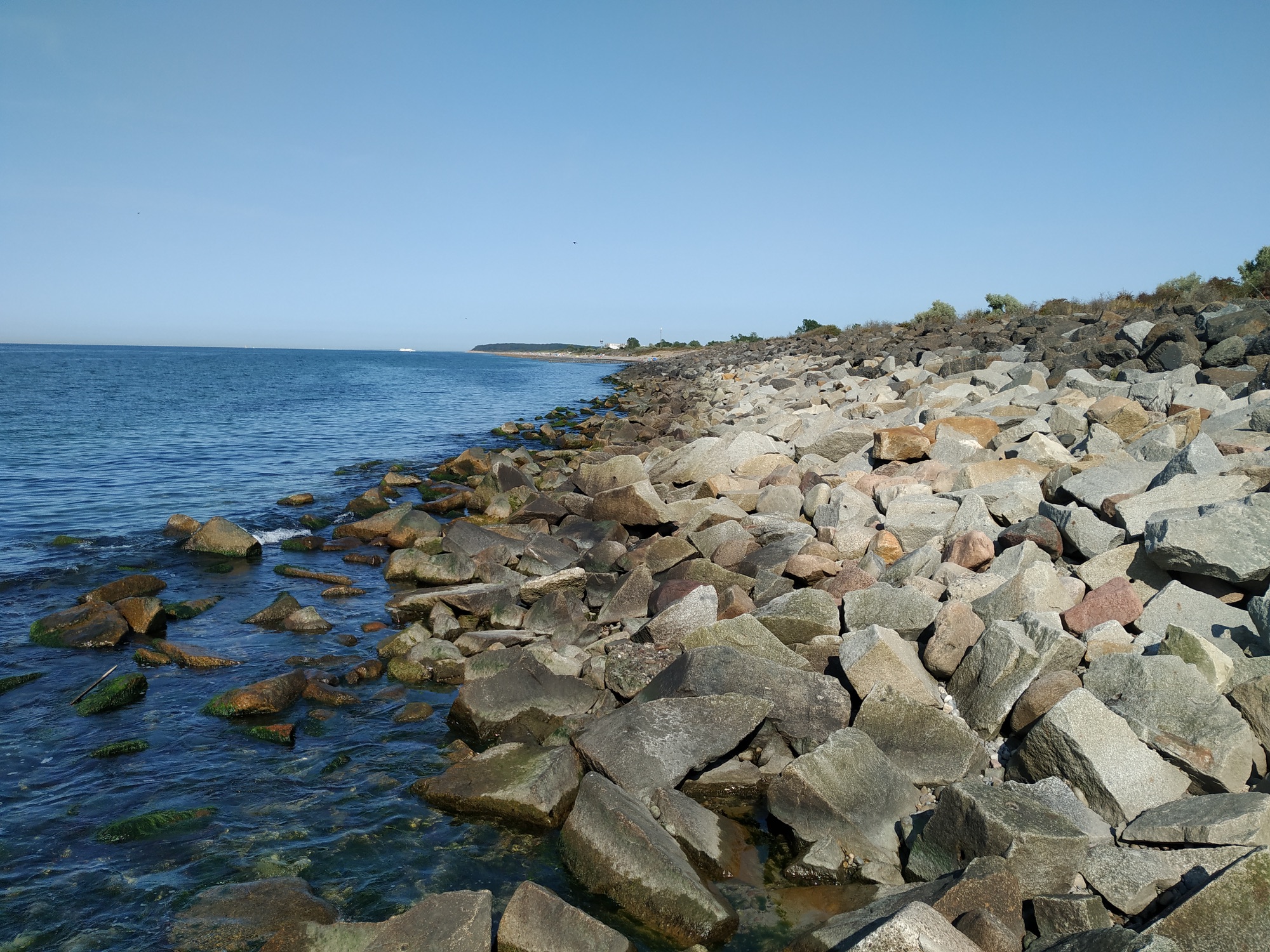 Felsige Ostseeküste von Börgerende-Rethwisch unter blauem Himmel
